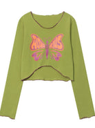 Grünes Langarmshirt mit Schmetterlingsmotiv und "Aquarius"-Schriftzug. Trendige Damenmode, ideal für Frühling und Sommer. Vintage-Stil.