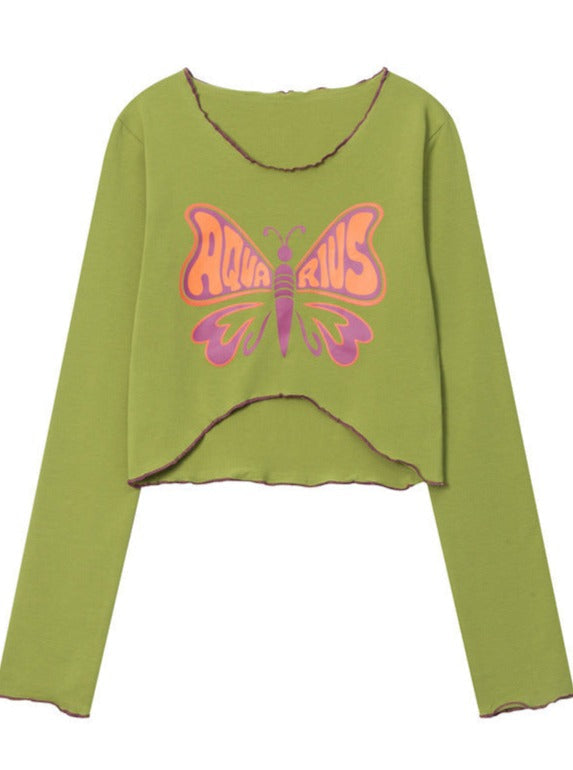 Grünes Langarmshirt mit Schmetterlingsmotiv und "Aquarius"-Schriftzug. Trendige Damenmode, ideal für Frühling und Sommer. Vintage-Stil.