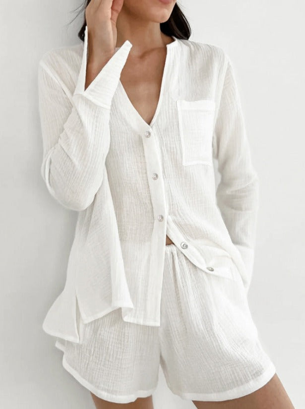 Damen Pyjama-Set aus weißem Musselin, bestehend aus Hemd und Shorts, ideal für bequeme Nachtwäsche. Atmungsaktiv, weich, stilvoll.