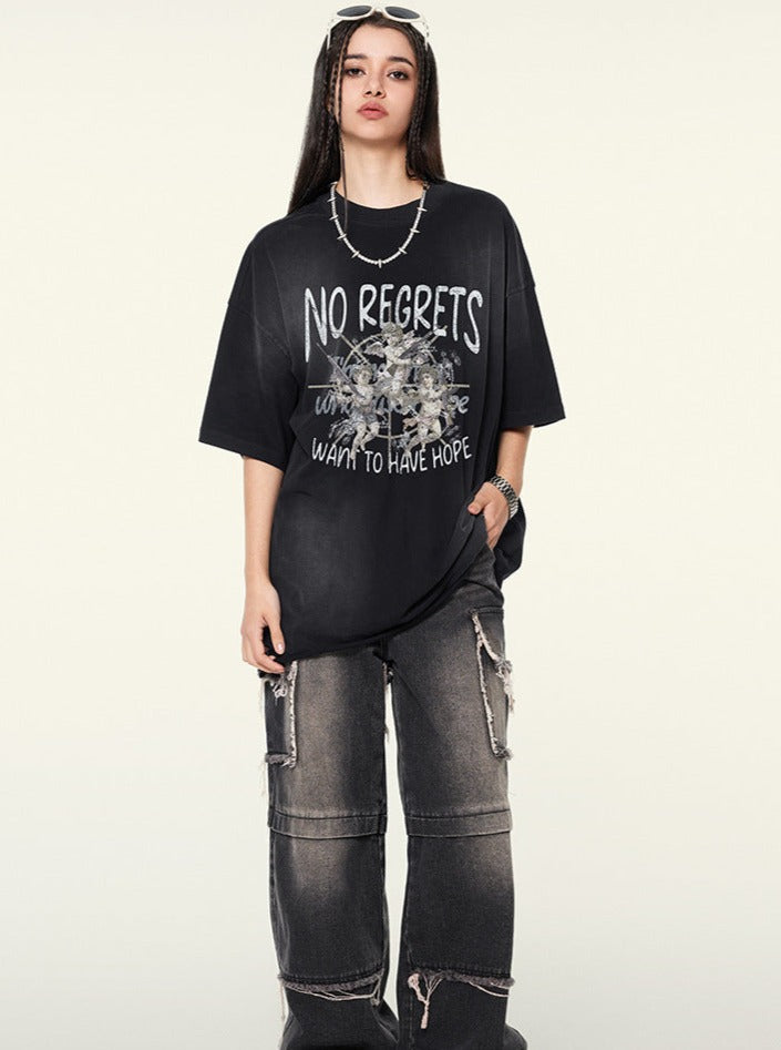 Schwarzes Oversize-T-Shirt mit "No Regrets"-Aufdruck, kombiniert mit lässigen, zerrissenen Jeans. Perfekt für Streetwear und urbanen Stil.