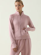 Damen-Sportjacke in Rosa mit Reißverschluss, ideal für Fitness und Freizeit. Bequeme Passform, atmungsaktives Material, modischer Look.