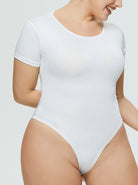 Weißer Damen-Body mit kurzen Ärmeln, nahtloser Passform und Rundhalsausschnitt. Ideal für bequeme Alltagsmode und vielseitige Kombinationen.