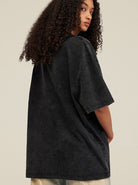 Schwarzes Oversize-T-Shirt für Damen, lässiger Look, weicher Stoff, ideal für Streetwear und Freizeitmode. Perfekt kombinierbar mit Jeans.