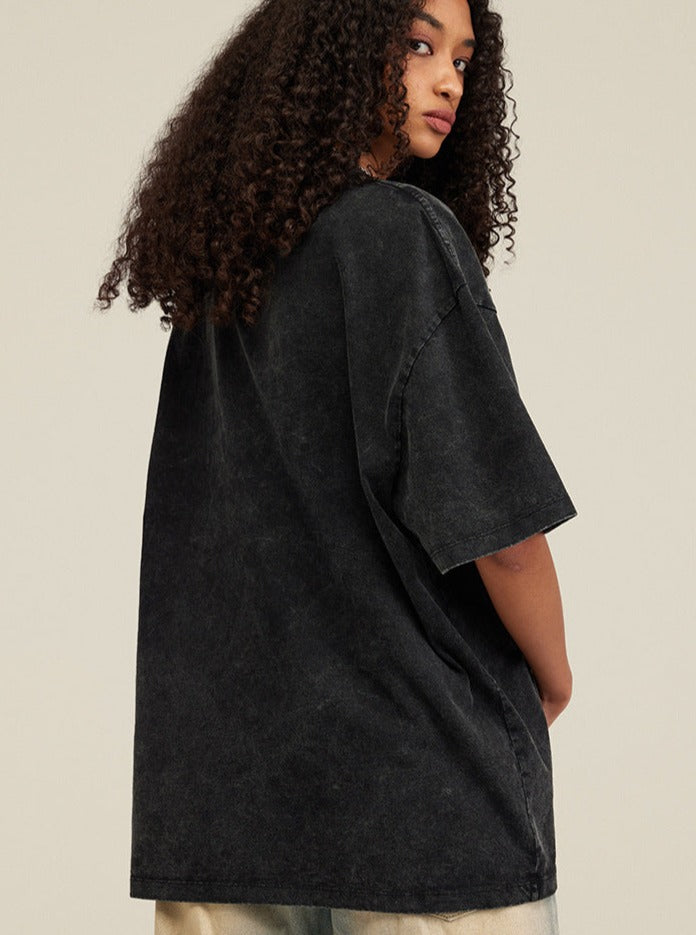 Schwarzes Oversize-T-Shirt für Damen, lässiger Look, weicher Stoff, ideal für Streetwear und Freizeitmode. Perfekt kombinierbar mit Jeans.