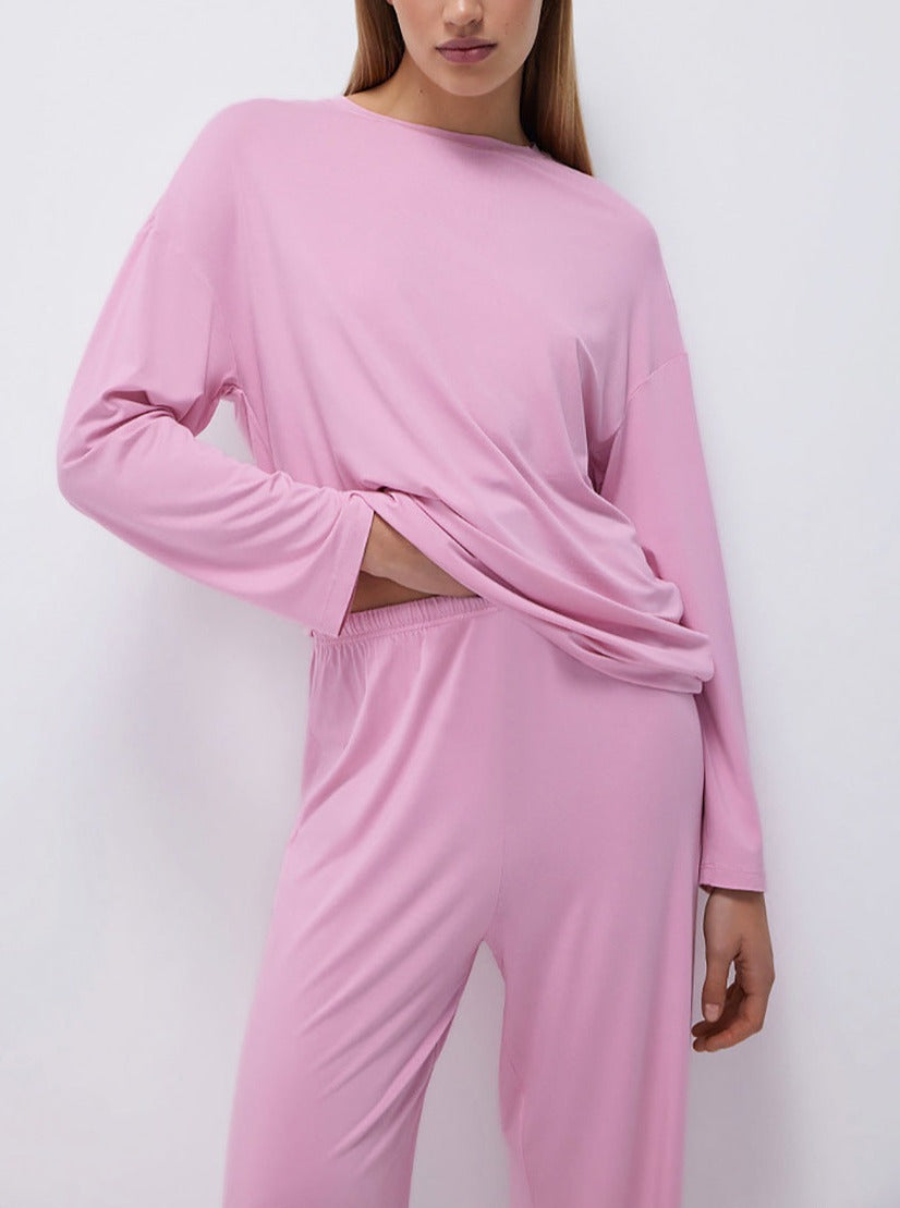 Damen-Pyjama-Set in Rosa, bequem und stilvoll, ideal für entspannte Nächte. Weiches Material, langärmlig, modisch und gemütlich.