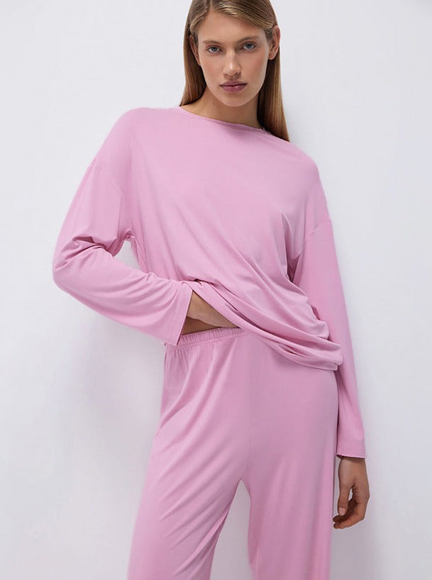 Damen-Loungewear-Set in Rosa, bestehend aus langärmligem Oberteil und bequemer Hose. Perfekt für gemütliche Tage zu Hause.
