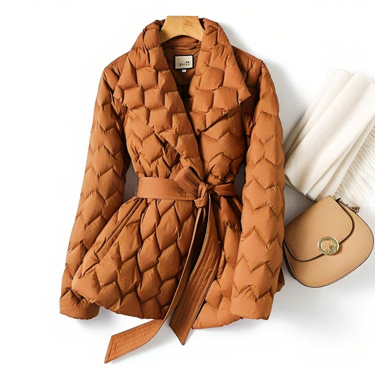 Damen Steppjacke in Braun mit Gürtel, modisch und warm. Perfekt für Herbst und Winter. Hochwertige Materialien, stilvolles Design.