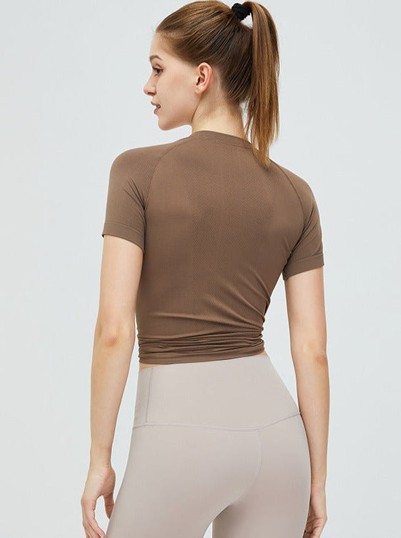 Damen-Sportshirt in Braun, kurzärmelig, figurbetont. Ideal für Fitness, Yoga und Freizeit. Atmungsaktives Material, modischer Look.