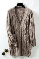 Damen Strickjacke in Beige mit Zopfmuster, V-Ausschnitt und Taschen. Perfekt für Herbstmode, gemütlich und stilvoll. Ideal für kühle Tage.
