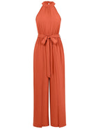 Ärmelloser Jumpsuit in Terrakotta mit Taillengürtel, eleganter Halterneck, ideal für Sommermode, Damenbekleidung, stilvoll und bequem.