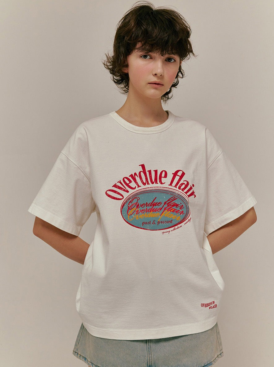 Weißes T-Shirt mit rotem "Overdue Flair"-Aufdruck, lässiger Stil, ideal für Streetwear, Unisex-Mode, Baumwolle, trendiges Design, bequem.
