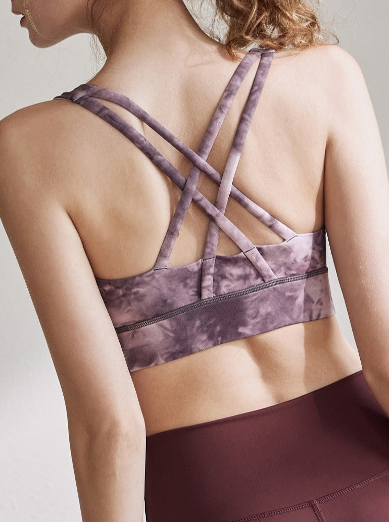 Damen-Sport-BH mit gekreuzten Trägern, lila Batikmuster, atmungsaktiv, ideal für Yoga und Fitness. Hochwertige Sportbekleidung für Frauen.