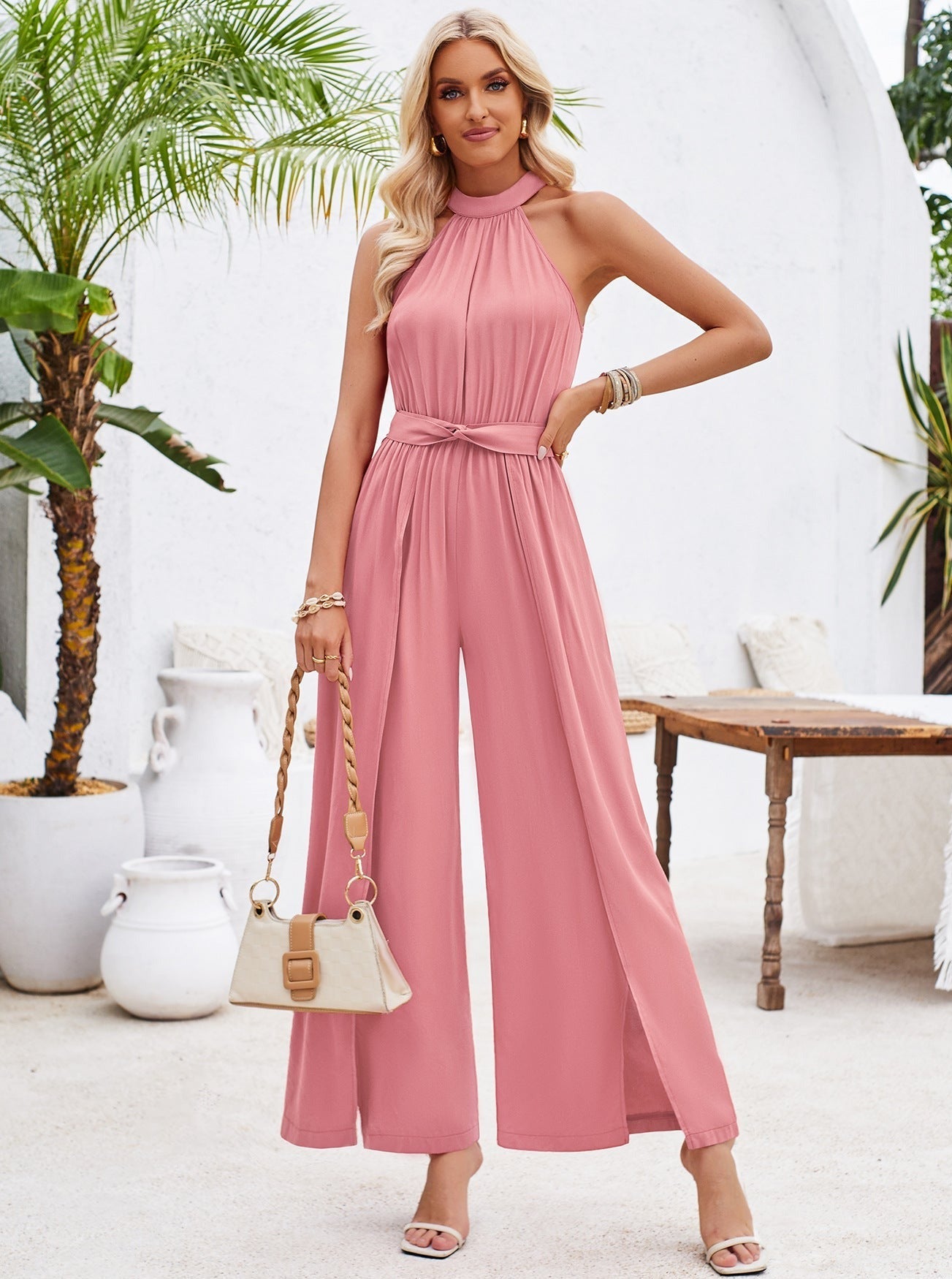 Eleganter rosa Jumpsuit für Damen, ärmellos mit weitem Bein, ideal für Sommermode. Perfekt für stilvolle Anlässe und Freizeitoutfits.