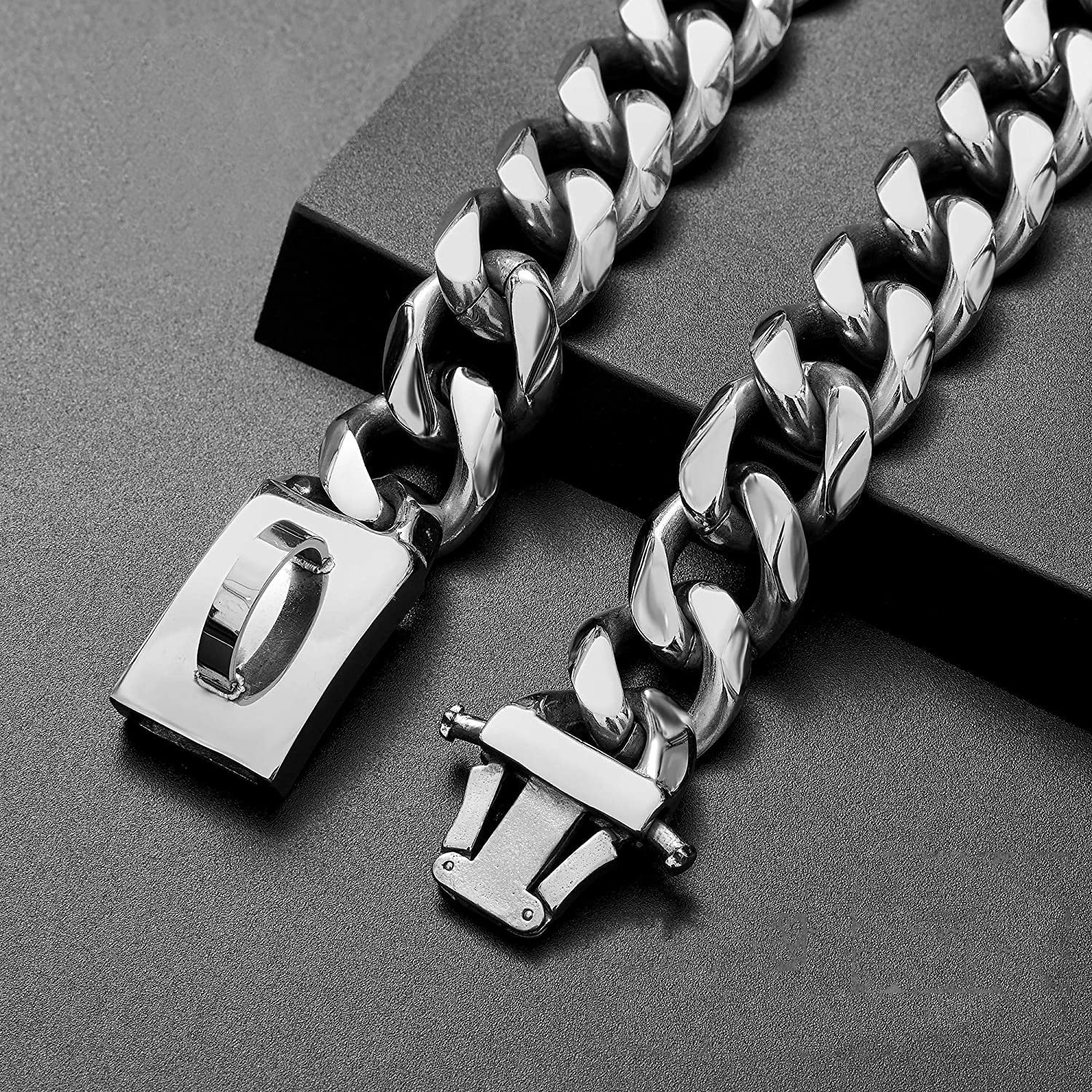Silberne Edelstahlkette mit Karabinerverschluss, modisches Schmuckstück für Herren.