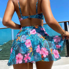 Bunter Bikini mit tropischem Blumenmuster, ideal für den Sommerurlaub. Perfekt für Strandmode und tropische Outfits. Hochwertige Bademode.