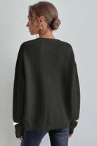 Damenpullover in Schwarz, lässiger Stil, weiches Material, ideal für Herbstmode. Perfekt kombinierbar mit Jeans oder Leggings für einen eleganten Look.