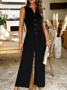 Damen Jumpsuit in Schwarz, ärmellos mit Knopfleiste, ideal für Sommermode. Eleganter Einteiler für Freizeit und Büro. Trendige Damenbekleidung.