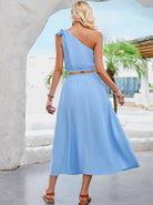 Damen Sommerkleid, ein Schulter, blau, knöchellang, ideal für Strandmode. Perfekt für stilvolle Sommeroutfits und Urlaubslooks.