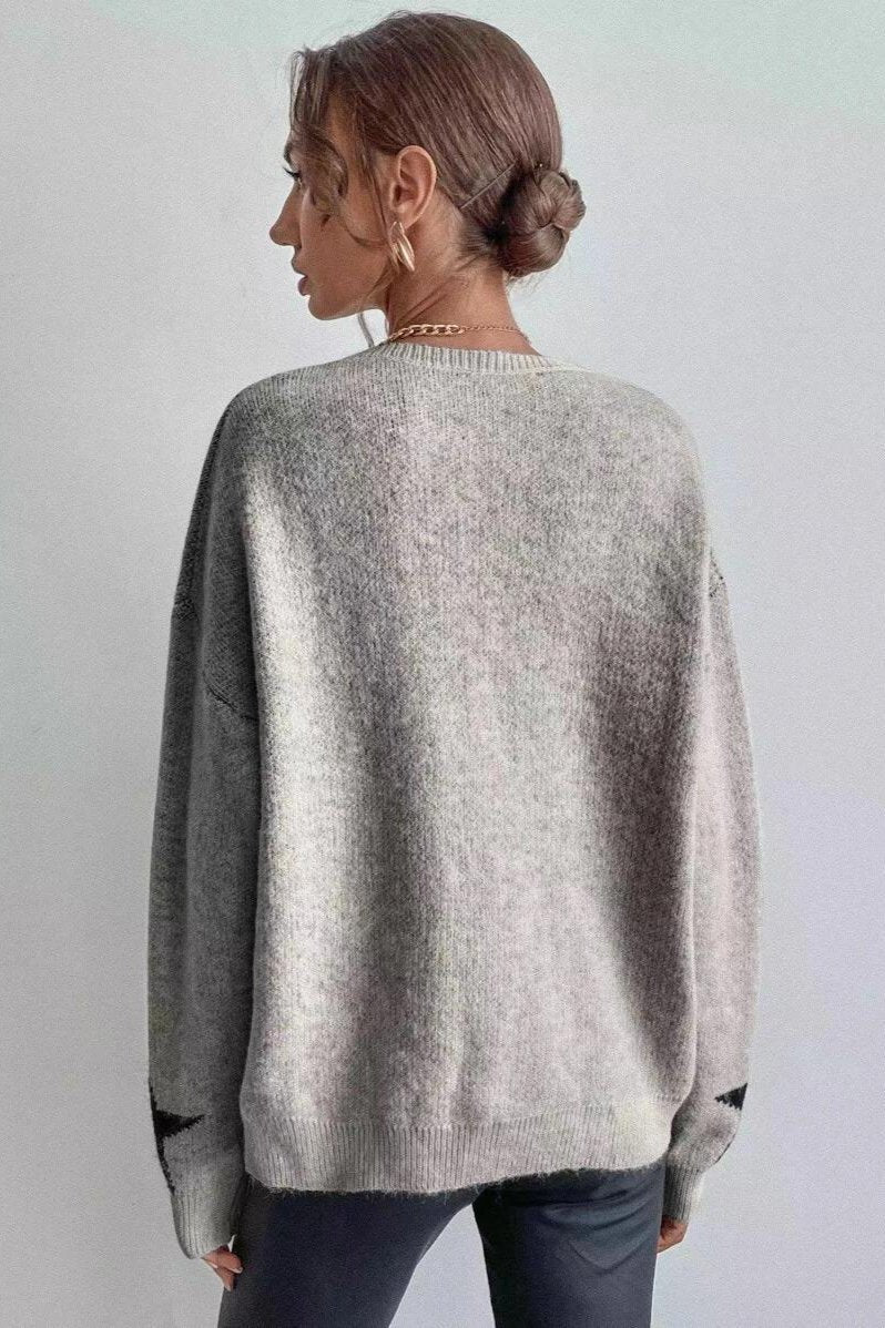 Damenpullover aus weichem Strick in Grau, lässiger Oversize-Look, ideal für Herbstmode. Perfekt kombinierbar mit Jeans oder Leggings.