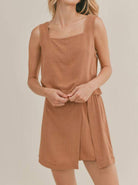 Damen Sommerkleid ärmellos, braun, aus leichtem Stoff. Perfekt für Freizeit und Strand. Modetrend 2023, bequem und stilvoll.