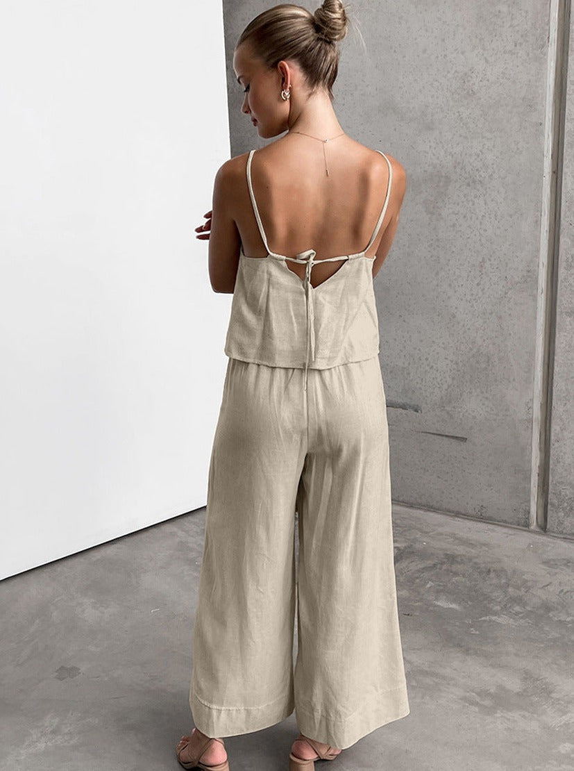 Frau in eleganter, beigefarbener Leinen-Jumpsuit, ärmellos, mit offenem Rücken. Perfekt für Sommermode, minimalistisch und stilvoll.