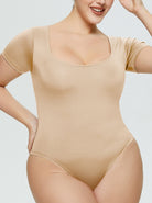 Beige Bodysuit für Damen mit kurzen Ärmeln und quadratischem Ausschnitt, nahtloses Design, ideal für bequeme Alltagsmode und figurbetonte Outfits.