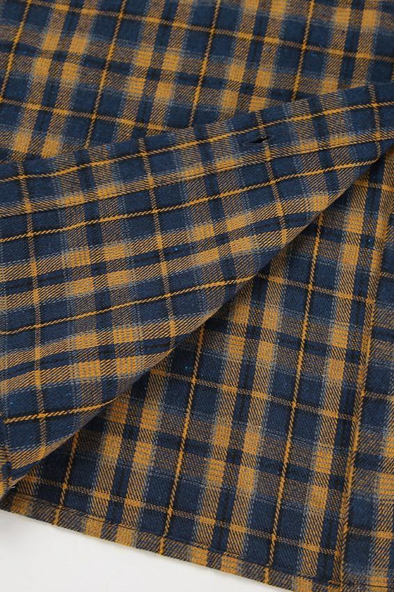 Kariertes Flanellstoffmuster in Blau und Braun, ideal für Hemden und Modeaccessoires. Hochwertiger Stoff, weich und langlebig.