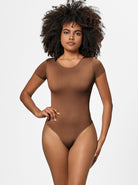 Brauner Damen-Body mit kurzen Ärmeln, nahtloses Design, figurbetont, ideal für Mode, Freizeit und Unterwäsche. Hochwertige Materialien.