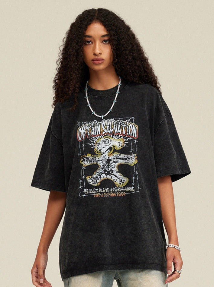 Schwarzes Oversize-T-Shirt mit grafischem Print, lässiger Streetwear-Stil, ideal für trendige Mode, Unisex-Design, Baumwollmaterial.
