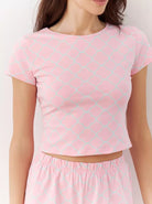 Damen-Pyjama-Set in Rosa mit geometrischem Muster, kurzärmeliges Oberteil und elastische Hose. Bequem, modisch, ideal für erholsamen Schlaf.
