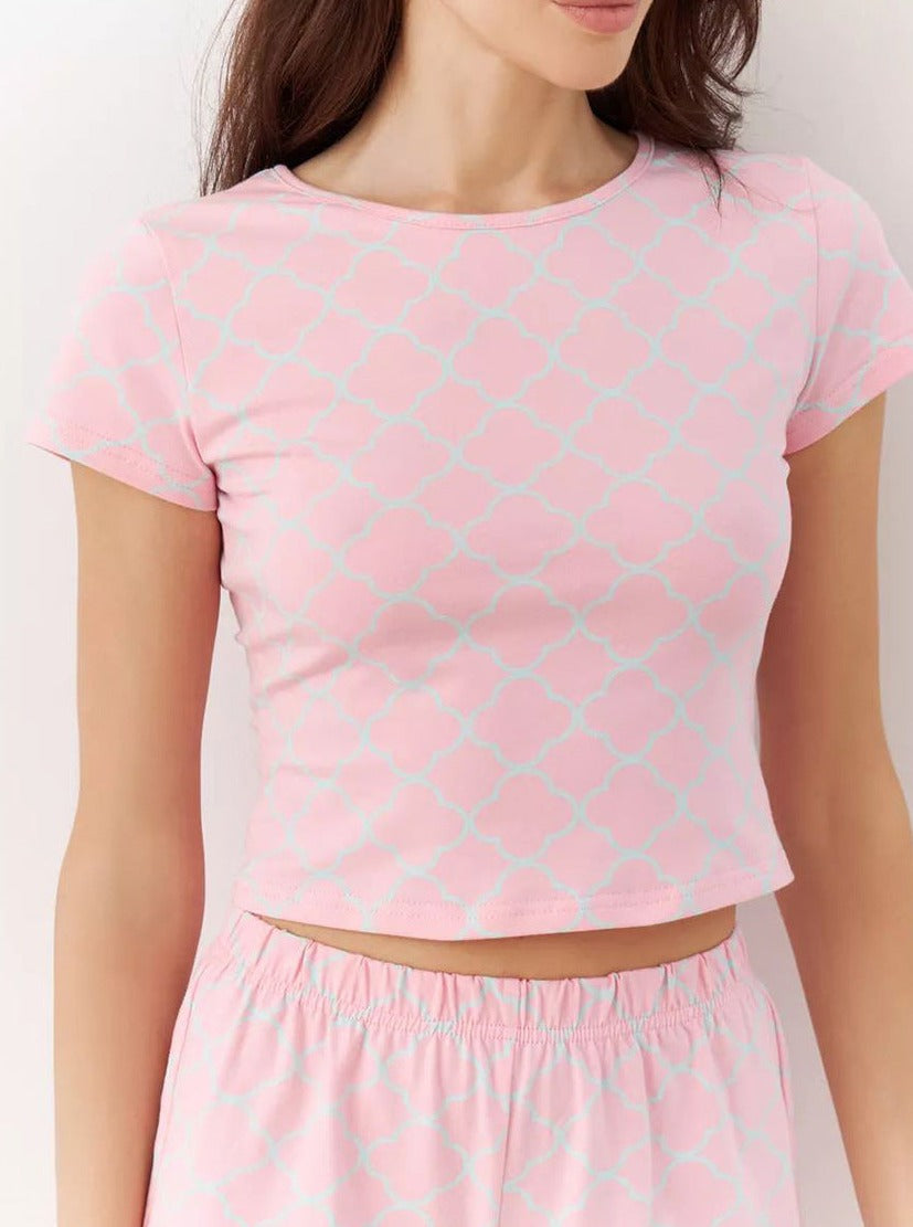 Damen-Pyjama-Set in Rosa mit geometrischem Muster, kurzärmeliges Oberteil und elastische Hose. Bequem, modisch, ideal für erholsamen Schlaf.