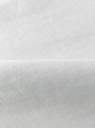 Hochwertiger weißer Baumwollstoff, ideal für Nähprojekte. Weiches, strapazierfähiges Material, perfekt für Kleidung und Heimtextilien.