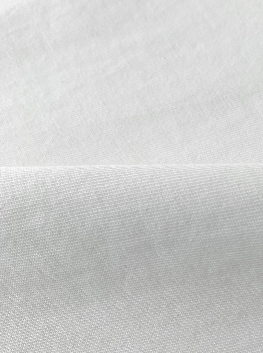 Hochwertiger weißer Baumwollstoff, ideal für Nähprojekte. Weiches, strapazierfähiges Material, perfekt für Kleidung und Heimtextilien.