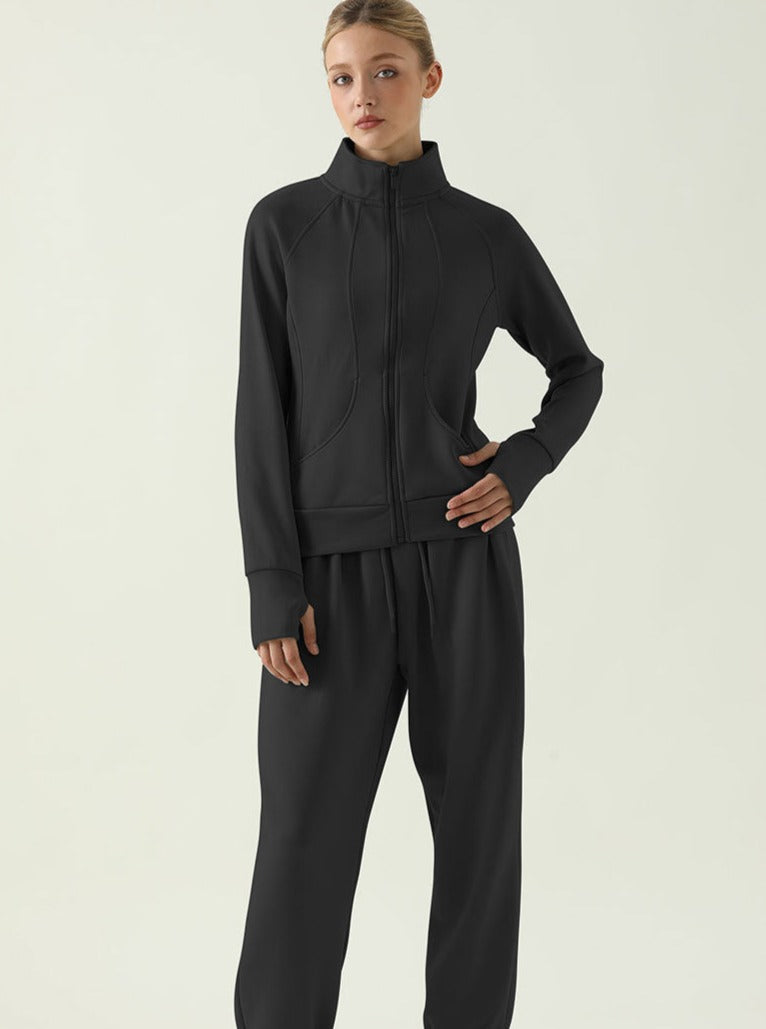Damen-Sportanzug in Schwarz, bestehend aus Jacke und Hose. Ideal für Fitness, Yoga und Freizeit. Bequem, stilvoll und funktional.
