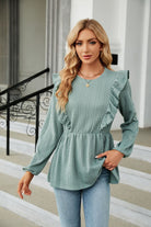 Dame in eleganter, hellblauer Rüschenbluse und Jeans. Modetrend, stilvolle Damenmode, Freizeitlook, moderne Kleidung, modische Outfits.