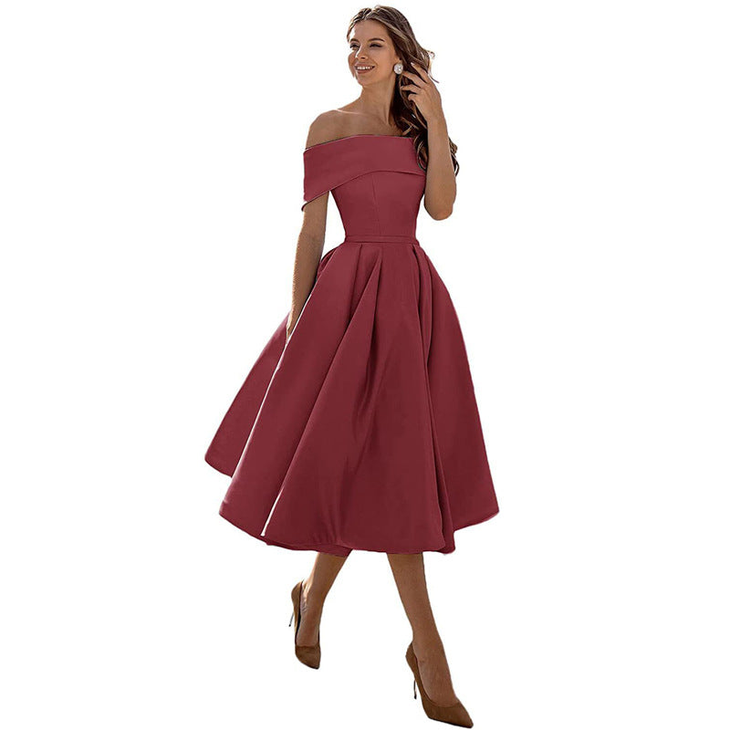 Elegantes, schulterfreies rotes Kleid für Damen, knielang, ideal für Abendveranstaltungen. Perfekt für stilvolle Mode und festliche Anlässe.