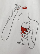Minimalistisches Design: Frau mit rotem Lippenstift hält ein Weinglas und Zigarette. Moderne Kunst, stilvolle Illustration, zeitloses Dekor.