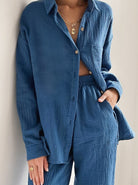 Damen-Outfit aus blauer Musselin-Baumwolle, bestehend aus Hemd und Hose. Lässiger Stil, ideal für Freizeitmode und Sommertrends.