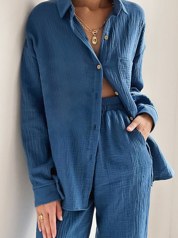 Damen-Outfit aus blauer Musselin-Baumwolle, bestehend aus Hemd und Hose. Lässiger Stil, ideal für Freizeitmode und Sommertrends.