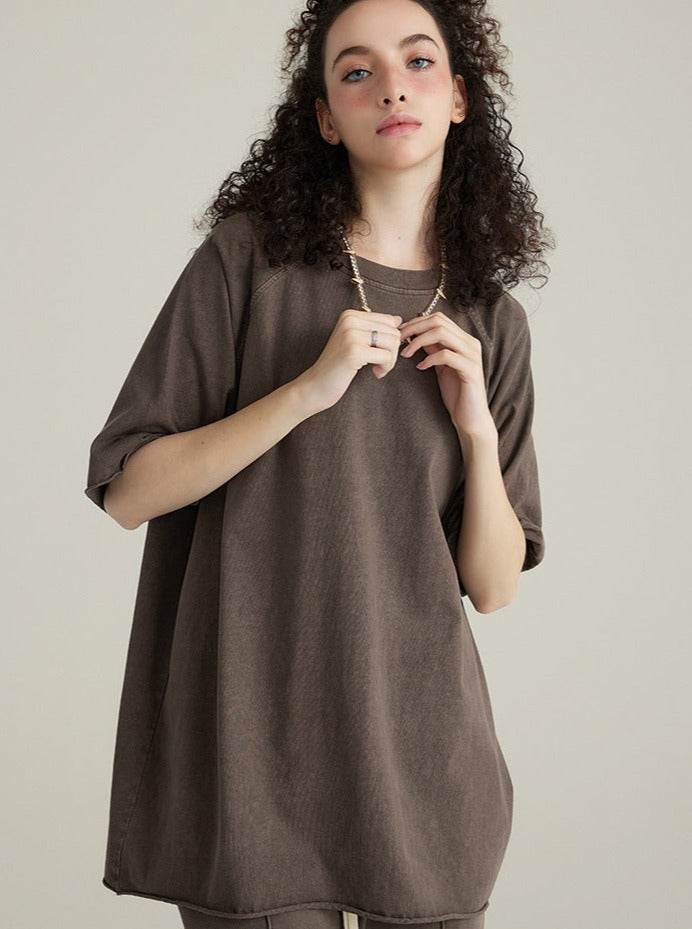 Frau in lockerem, braunem Oversize-T-Shirt, modisch und lässig. Perfekt für trendige Streetwear-Looks. Ideal für Freizeit und Alltag.