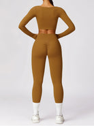 Damen-Sportbekleidung: Nahtloses, braunes Set mit langärmligem Crop-Top und Leggings. Perfekt für Fitness, Yoga und Freizeit.