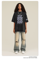 Schwarzes T-Shirt mit "Fly Now Win Now"-Aufdruck, getragen von einer Person mit lockigem Haar. Modetrend, urbaner Stil, lässige Kleidung.