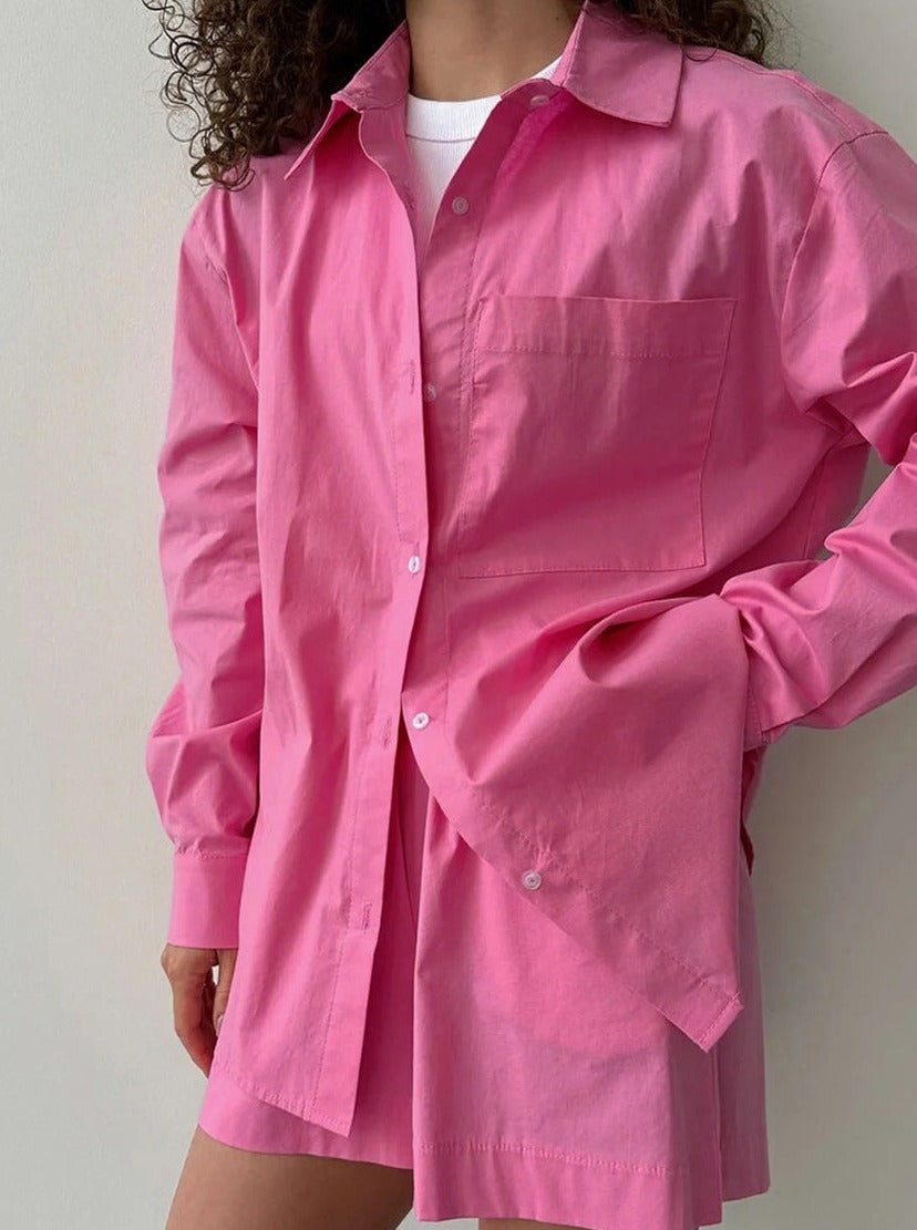 Damenmode: Lässiges, pinkes Hemdkleid aus Baumwolle, ideal für Frühling und Sommer. Stilvoll, bequem, vielseitig kombinierbar.