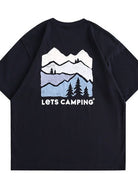 Schwarzes T-Shirt mit "Let's Camping"-Aufdruck, Berg- und Waldmotiv. Perfekt für Outdoor-Enthusiasten und Campingliebhaber.