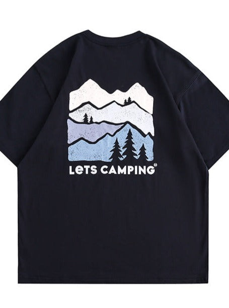 Schwarzes T-Shirt mit "Let's Camping"-Aufdruck, Berg- und Waldmotiv. Perfekt für Outdoor-Enthusiasten und Campingliebhaber.