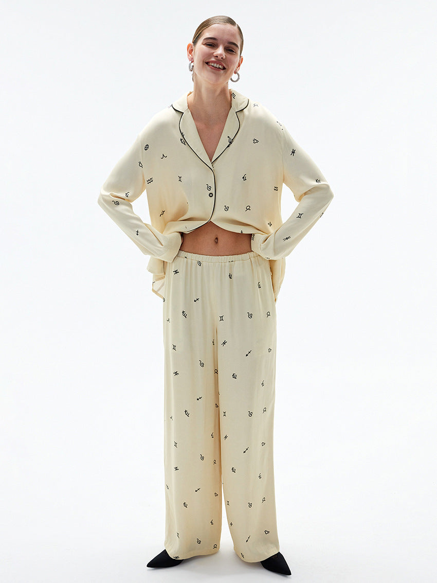 Damen Pyjama-Set aus Seide, cremefarben mit dezentem Muster, ideal für luxuriösen Schlafkomfort. Perfekt für stilvolle Nächte und entspannte Tage.
