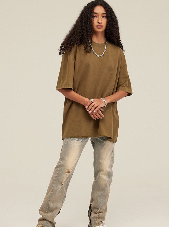 Braunes Oversize-T-Shirt, lässiger Look, kombiniert mit hellen Jeans. Perfekt für Streetwear, modische Freizeitkleidung, Unisex-Style.