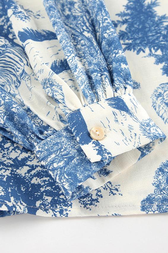 Bluse mit blau-weißem Toile-de-Jouy-Muster, detailreiches Design, Knopfverschluss, hochwertige Baumwolle, ideal für stilvolle Mode-Looks.