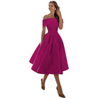 Elegantes, schulterfreies Kleid in kräftigem Pink, knielang, ideal für Abendveranstaltungen. Perfekt für stilvolle Mode und feminine Eleganz.