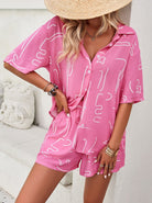 Frau in rosa Sommer-Set mit abstraktem Muster, Strohhut und Accessoires. Perfekt für Strandmode, lässiger Stil, trendige Damenbekleidung.